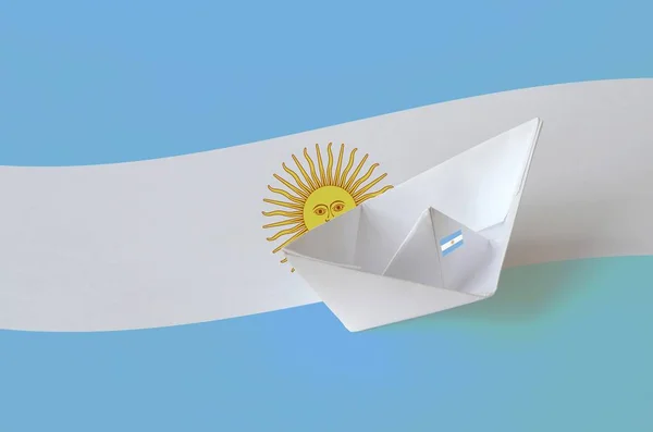 紙の折り紙船の閉鎖に描かれたアルゼンチンの旗 東洋のハンドメイドアートのコンセプト — ストック写真