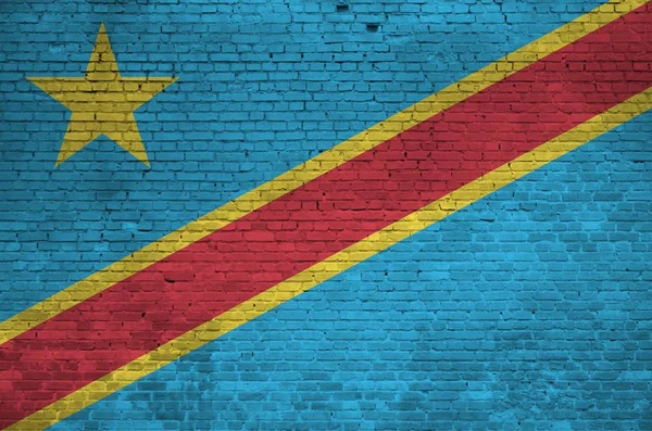 刚果民主共和国的国旗在旧的砖墙上涂上了颜色 大砖墙砌体背景上的纹理横幅 — 图库照片