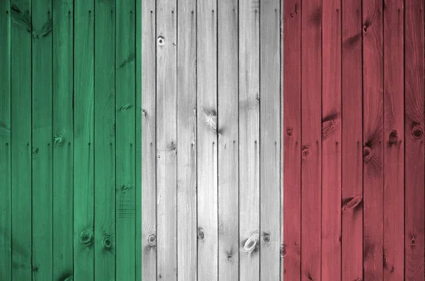 古い木製の壁に明るい塗料の色で描かれたイタリアの旗が閉じます ざらざらとした背景に書かれた旗 — ストック写真