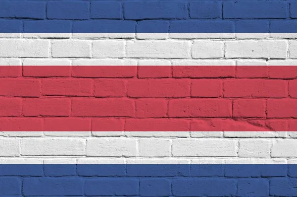 コスタリカの旗は 古いレンガの壁に塗装色で描かれて閉じます 大きなレンガの壁の石積みの背景にテクスチャバナー — ストック写真