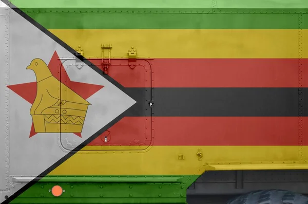 Zimbabwes Flagga Avbildas Sidan Del Militär Bepansrad Lastbil Närbild Army — Stockfoto