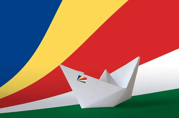 Bandeira Das Seychelles Retratada Papel Origami Navio Closeup Oriental Artesanal — Fotografia de Stock