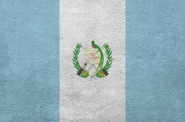危地马拉国旗用明亮的颜色描绘在旧的浮雕石墙上 粗糙背景的纹理横幅 — 图库照片