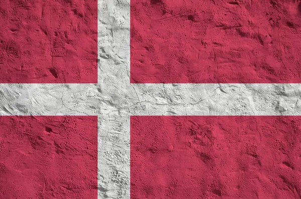 Данський Прапор Зображений Яскравими Кольорами Фарби Старому Рельєфному Штукатурці Стіни — стокове фото