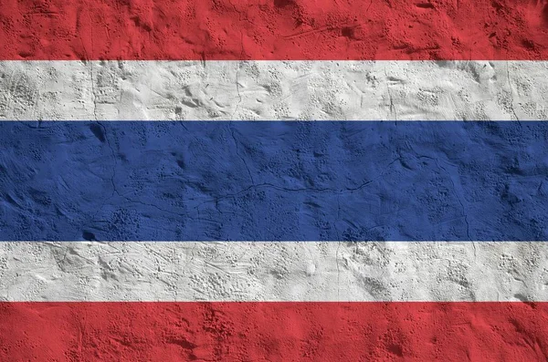 泰国国旗用明亮的颜色描绘在旧的浮雕石墙上 粗糙背景的纹理横幅 — 图库照片