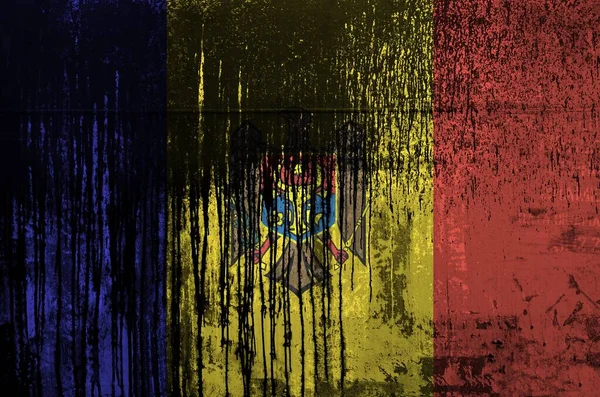 摩尔多瓦国旗在旧的 肮脏的油桶壁上漆成了颜色 粗糙背景的纹理横幅 — 图库照片