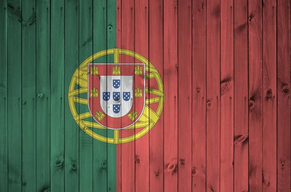 古い木製の壁に明るい塗料の色で描かれたポルトガルの旗が閉じます ざらざらとした背景に書かれた旗 — ストック写真