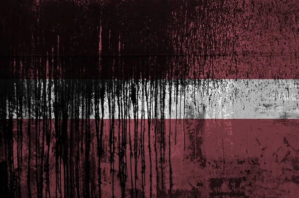 Flaga Łotwy Przedstawiona Kolorach Farby Starych Brudnych Ścianach Beczek Ropy — Zdjęcie stockowe