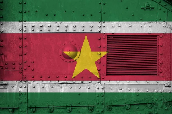 Askeri zırhlı tankın yan tarafında Surinam bayrağı tasvir edildi. Ordu güçlerinin kavramsal geçmişi