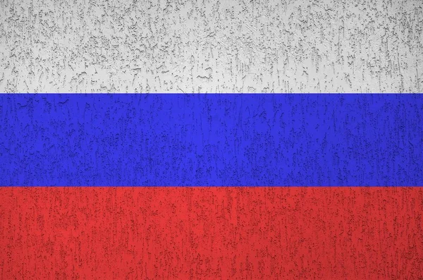 古いレリーフ石膏壁に明るい塗料の色で描かれたロシアの旗が閉じます ざらざらとした背景に書かれた旗 — ストック写真