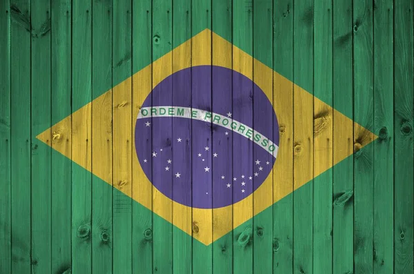 古い木製の壁に明るい塗料の色で描かれたブラジルの旗が閉じます ざらざらとした背景に書かれた旗 — ストック写真
