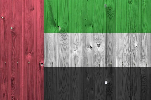 古い木製の壁に明るい塗料の色で描かれたアラブ首長国連邦フラグを閉じます ざらざらとした背景に書かれた旗 — ストック写真