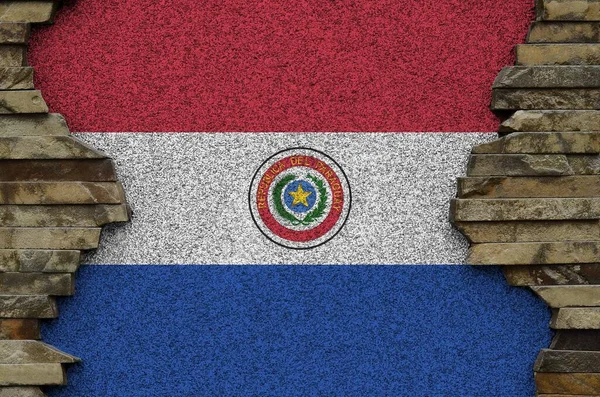 古い石の壁にペイント色で描かれたパラグアイの旗が閉じます 岩壁の背景にテクスチャバナー — ストック写真