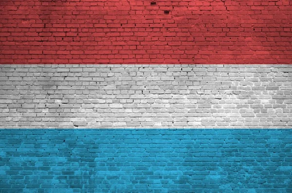 페인트 색으로 룩셈부르크 국기가 가까이 벽돌로 커다란 새겨진 현수막 — 스톡 사진