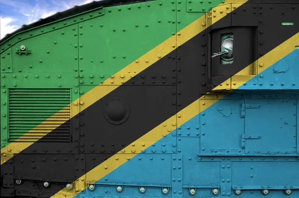 Tanzania Vlag Afgebeeld Zijkant Van Militaire Gepantserde Tank Van Dichtbij — Stockfoto