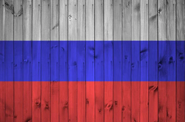 古い木製の壁に明るい塗料の色で描かれたロシアの旗が閉じます ざらざらとした背景に書かれた旗 — ストック写真