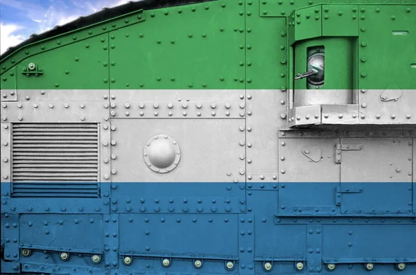 Sierra Leone Vlag Afgebeeld Zijkant Van Militaire Tank Van Dichtbij — Stockfoto