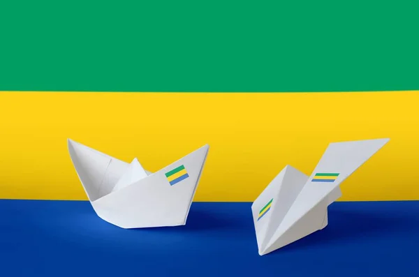 纸上印有加蓬国旗的折纸飞机和船只 东方手工艺术概念 — 图库照片