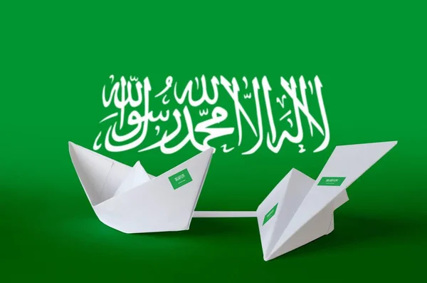 Flaga Arabii Saudyjskiej Przedstawiona Papierowym Samolocie Origami Łodzi Orientalna Koncepcja — Zdjęcie stockowe