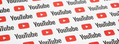 Küçük youtube logoları ve yazıtlarla kağıda basılmış Youtube deseni. Youtube, Google 'ın yan kuruluşu ve Amerika' nın en popüler video paylaşım platformudur.