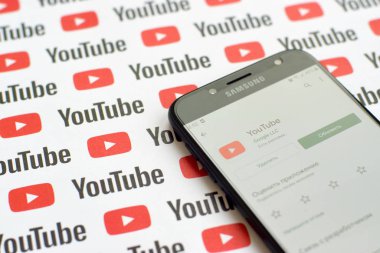 Samsung akıllı telefon ekranında küçük youtube logoları ve yazıtları olan bir Youtube uygulaması. Youtube, Google 'ın yan kuruluşu ve Amerika' nın en popüler video paylaşım platformudur.