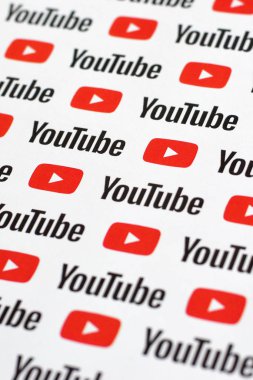 Küçük youtube logoları ve yazıtlarla kağıda basılmış Youtube deseni. Youtube, Google 'ın yan kuruluşu ve Amerika' nın en popüler video paylaşım platformudur.
