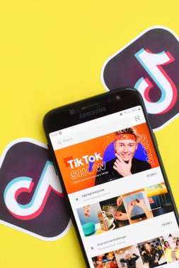 Samsung akıllı telefon ekranındaki Tiktok uygulaması sarı arka planda. Tiktok Bytedance 'in sahip olduğu popüler bir video paylaşım sosyal ağ hizmetidir.