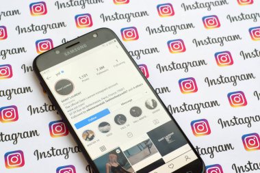 Yves Saint Laurent resmi instagram hesabı kağıt instagram pankartıyla akıllı telefon ekranında.