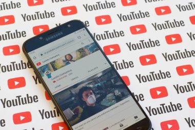 Luisito Comunica resmi youtube kanalı kağıt youtube arka planında akıllı telefon ekranında.