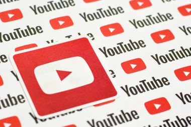 Youtube logo etiketi kağıda basılmış küçük youtube logoları ve yazıtlar. Youtube, Google 'ın yan kuruluşu ve Amerika' nın en popüler video paylaşım platformudur.