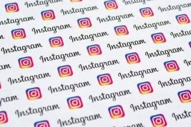 Küçük instagram logoları ve yazıtlarla kağıda basılmış Instagram deseni. Instagram, Facebook 'a ait Amerikan fotoğraf ve video paylaşım sosyal ağ servisidir.
