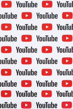 Küçük youtube logoları ve yazıtlarla kağıda basılmış Youtube deseni. Youtube, Google 'ın yan kuruluşu ve Amerika' nın en popüler video paylaşım platformudur.