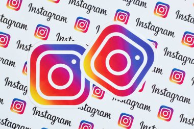 Küçük instagram logoları ve yazıtlarla kağıda basılmış Instagram deseni. Instagram, Facebook 'a ait Amerikan fotoğraf ve video paylaşım sosyal ağ servisidir.