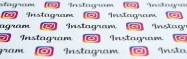 Küçük instagram logoları ve yazıtlarla kağıda basılmış Instagram deseni. Instagram, Facebook 'a ait Amerikan fotoğraf ve video paylaşım sosyal ağ servisidir.