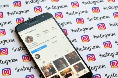 Emma Watson, Instagram 'da akıllı telefon ekranında resmi Instagram hesabı.