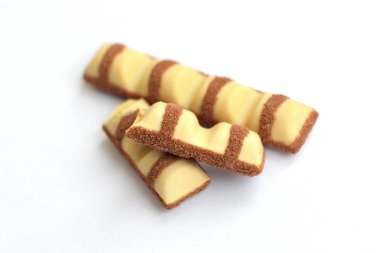 Beyaz arka planda Kinder Bueno Çikolatalı Çikolata. İtalyan Şekerleme Üreticisi Ferrero 'dan Kinder Bueno