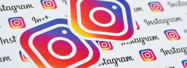 Küçük instagram logoları ve yazıtlarla kağıda basılmış Instagram deseni. Instagram, Facebook 'a ait Amerikan fotoğraf ve video paylaşım sosyal ağ servisidir.