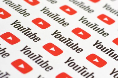 Küçük youtube logoları ve yazıtlarla kağıda basılmış Youtube deseni. Youtube, Google 'ın yan kuruluşu ve Amerika' nın en popüler video paylaşım platformudur.