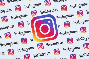 Küçük instagram logoları ve yazıtlarla kağıda basılmış Instagram deseni. Instagram, Facebook 'a ait Amerikan fotoğraf ve video paylaşım sosyal ağ servisidir.