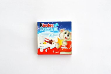 Ferrero Spa 'nın yaptığı Kinder Çikolatalı küçük kutu. Kinder, çok uluslu İtalyan şekerleme üreticisi Ferrero 'nun markasıdır.