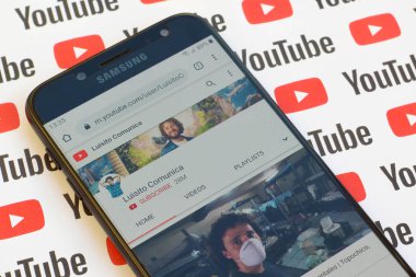 Luisito Comunica resmi youtube kanalı akıllı telefon ekranında