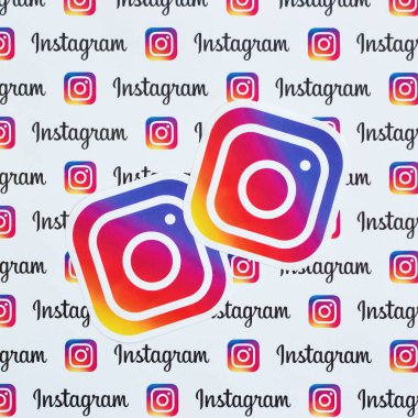 Küçük instagram logoları ve yazıtlarla kağıda basılmış Instagram deseni. Instagram, Facebook 'a ait Amerikan fotoğraf ve video paylaşım sosyal ağ servisidir.