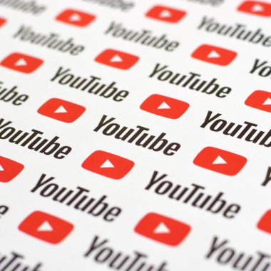 Küçük youtube logoları ve yazıtlarla kağıda basılmış Youtube deseni. Youtube, Google 'ın yan kuruluşu ve Amerika' nın en popüler video paylaşım platformudur.