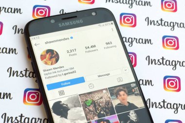 Shawn Mendes akıllı telefon ekranında resmi instagram hesabı 