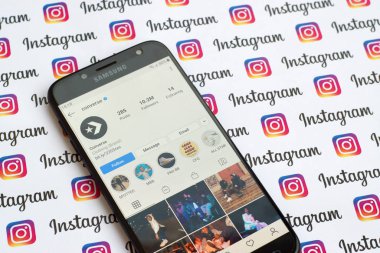 Akıllı telefon ekranındaki resmi instagram hesabını kağıt instagram paneline aktar.