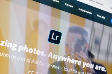 PC gösteriminde resmi web sitesinde adobe lightroom çarpımının web sayfası