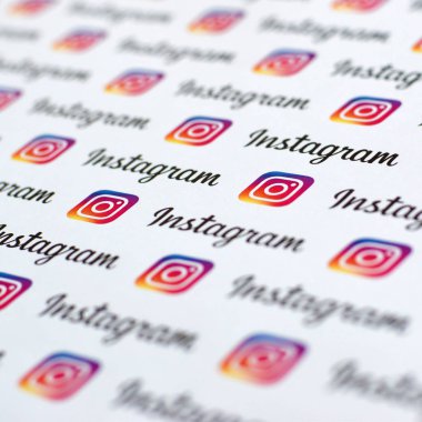 Küçük instagram logoları ve yazıtlarla kağıda basılmış Instagram deseni. Instagram, Facebook 'a ait Amerikan fotoğraf ve video paylaşım sosyal ağ servisidir.
