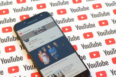 One Direction resmi youtube kanalı kağıt youtube arka planında akıllı telefon ekranında.