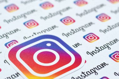 Küçük instagram logoları ve yazıtlarla kağıda basılmış Instagram deseni. Instagram, Facebook 'a ait Amerikan fotoğraf ve video paylaşım sosyal ağ servisidir.