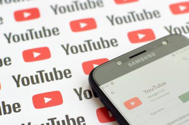 Samsung akıllı telefon ekranında küçük youtube logoları ve yazıtları olan bir Youtube uygulaması. Youtube, Google 'ın yan kuruluşu ve Amerika' nın en popüler video paylaşım platformudur.